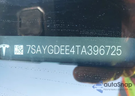 2026 Tesla Model Y Long Range Dual Motor All-Wheel Drive/Long Range Launch Series z USA, uszkodzony, nr VIN 7SAYGDEE4TA396725